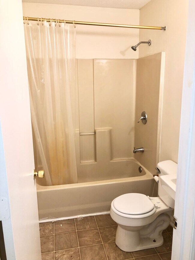 Building Photo - Winburn 2 bdrm 3rd floor apt     260319