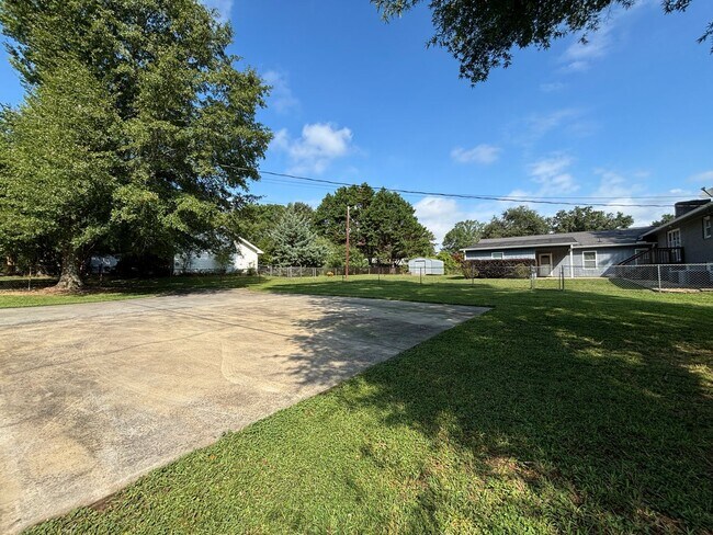Building Photo - 560 Lee Byrd Rd