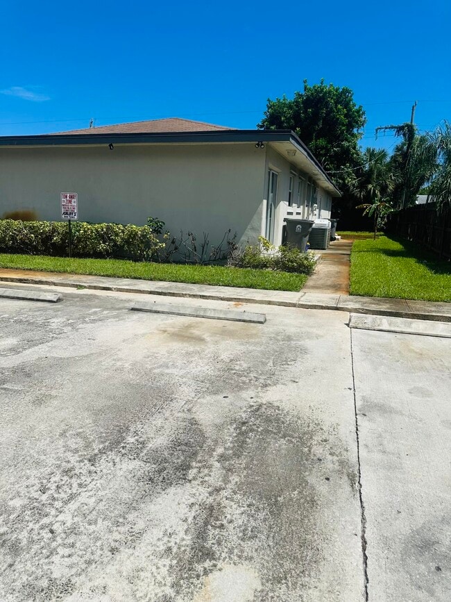 Building Photo - 9305 Sunrise Dr