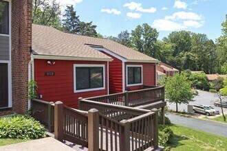 Building Photo - Move-in Ready End-Unit Stonehenge Townhome