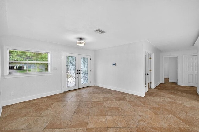 Building Photo - 516 W Davis Blvd