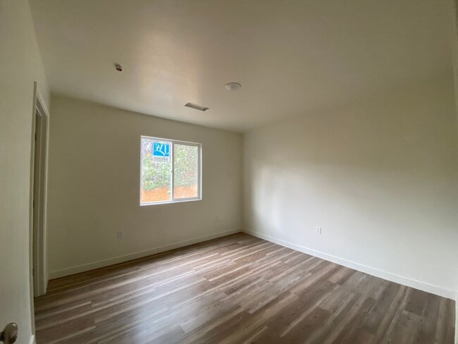 Building Photo - Newley constructed 2 BD 1 BA home in East Bakersfield