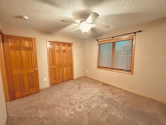 Building Photo - Huge 5 bed home located in Maple Grove!