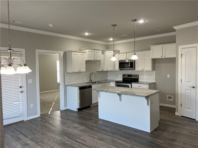 Building Photo - 1001 Tulip St