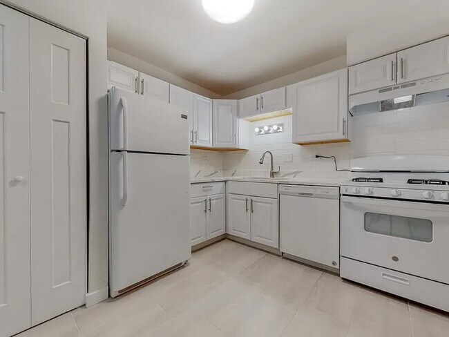 Building Photo - 3800 Bayside Dr