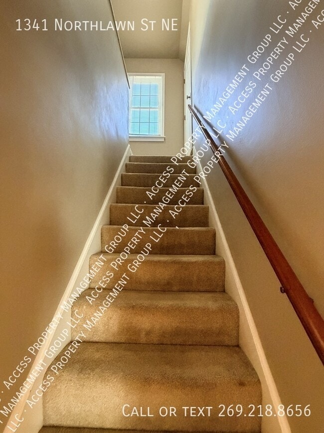 Building Photo - 1341 Northlawn St NE
