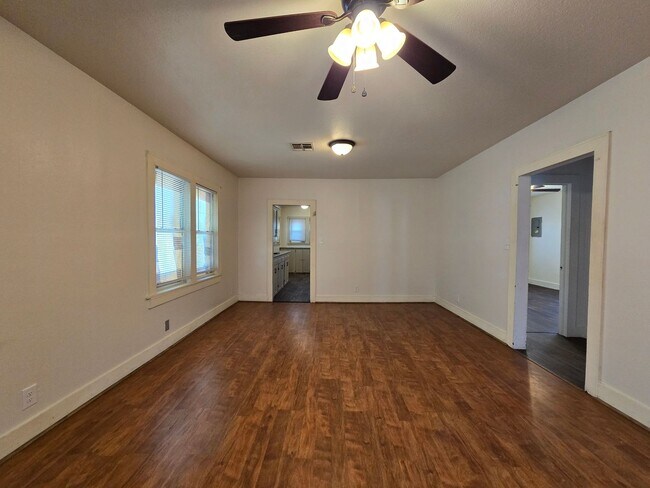 Building Photo - Cute 2 bed, 1 bath