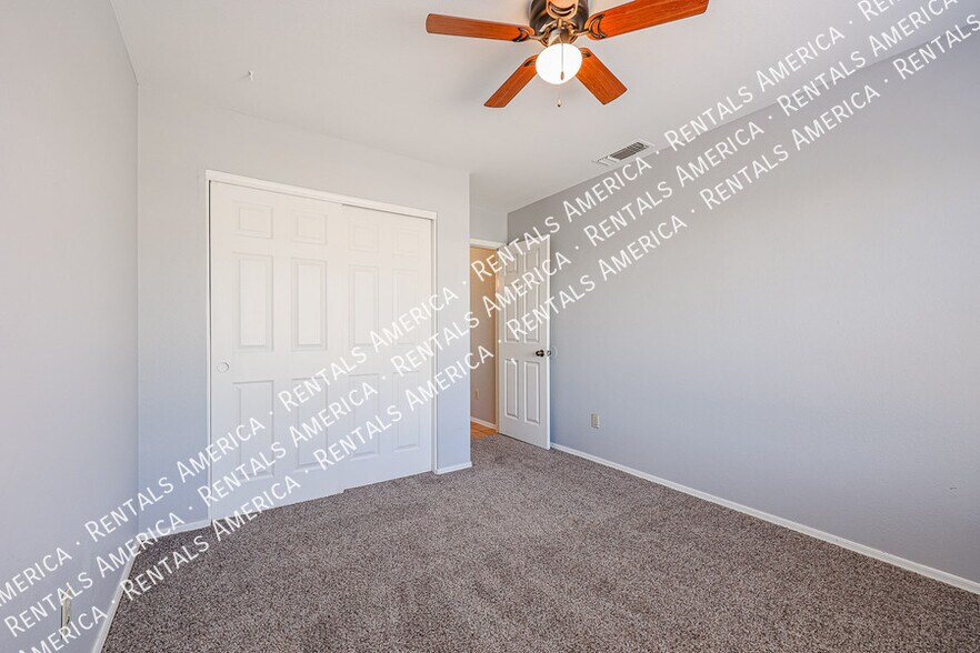 Building Photo - 5515 E Farmdale Ave