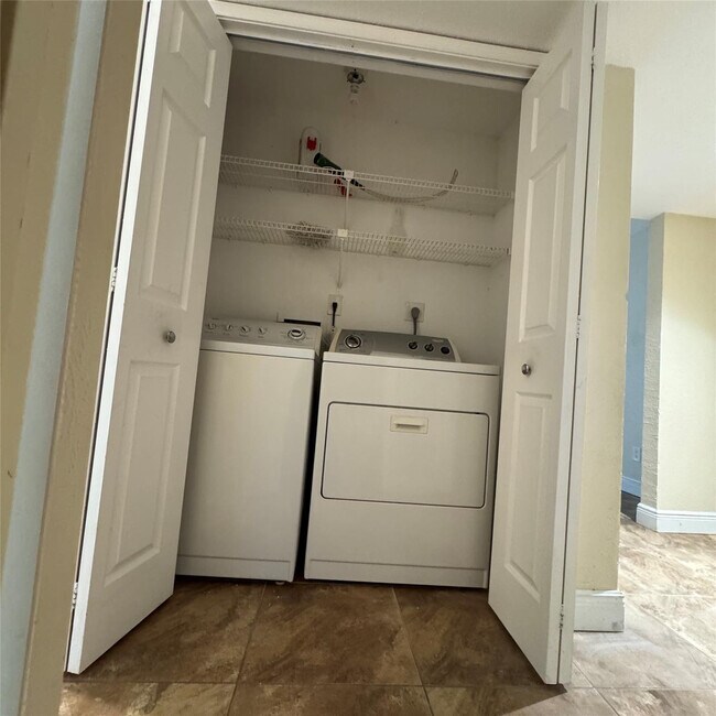 Building Photo - 805 Riverside Dr