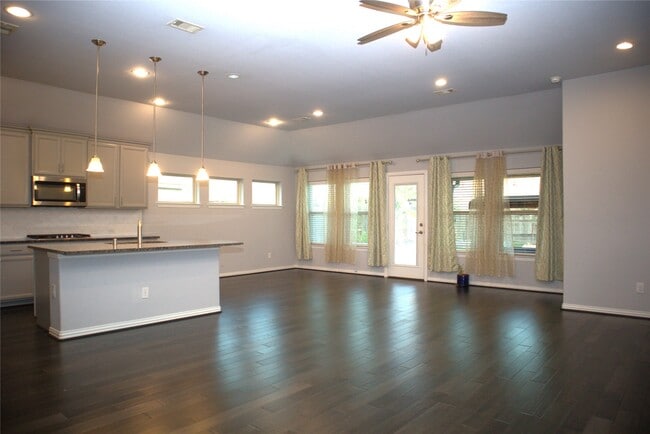 Building Photo - 4553 New Country Dr