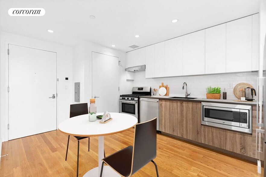 Building Photo - 247 N 7th St