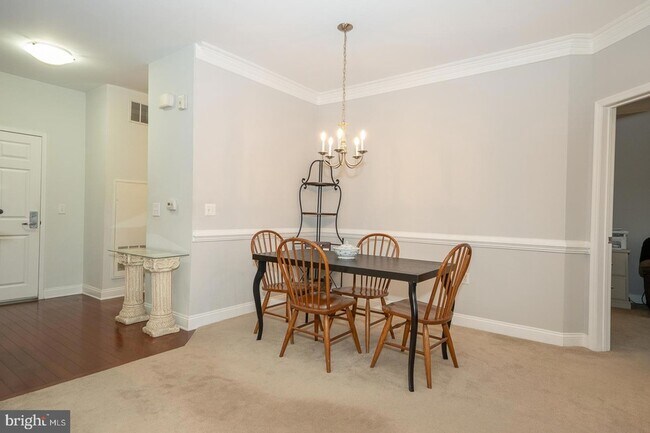 Building Photo - 300 W Elm St