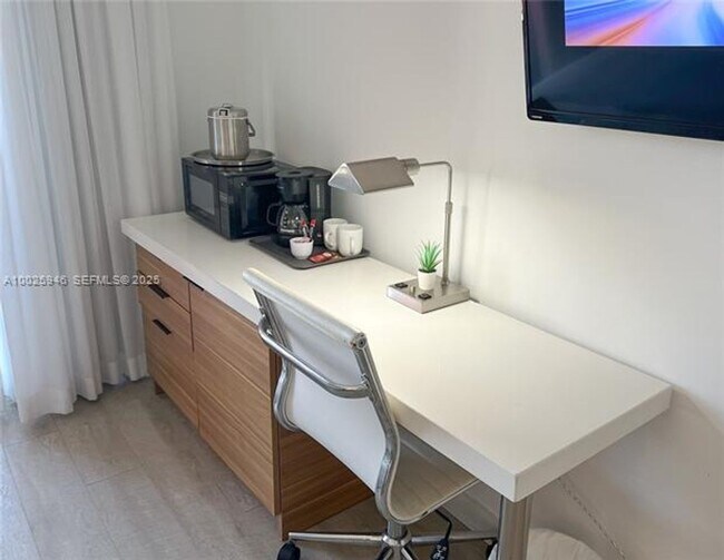 Building Photo - 2602 E Hallandale Beach Blvd