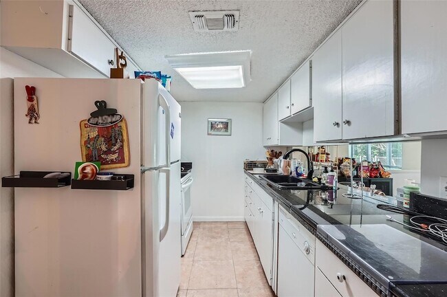 Building Photo - 6810 Thorncliffe Dr