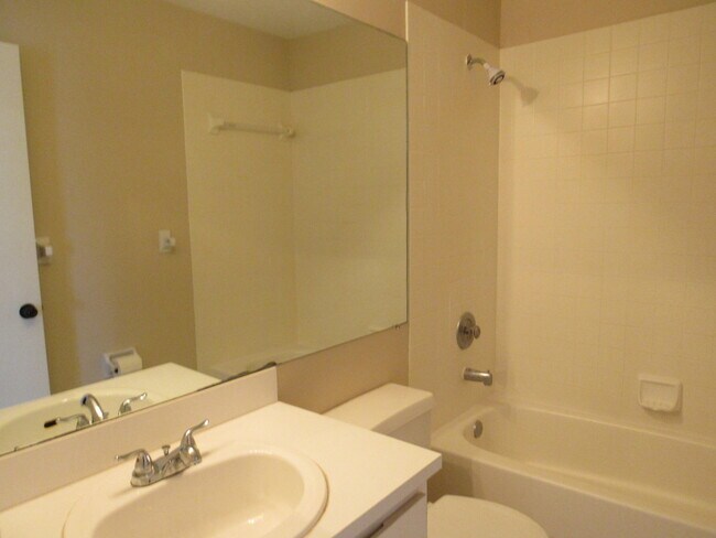 Building Photo - 904 Riverside Dr