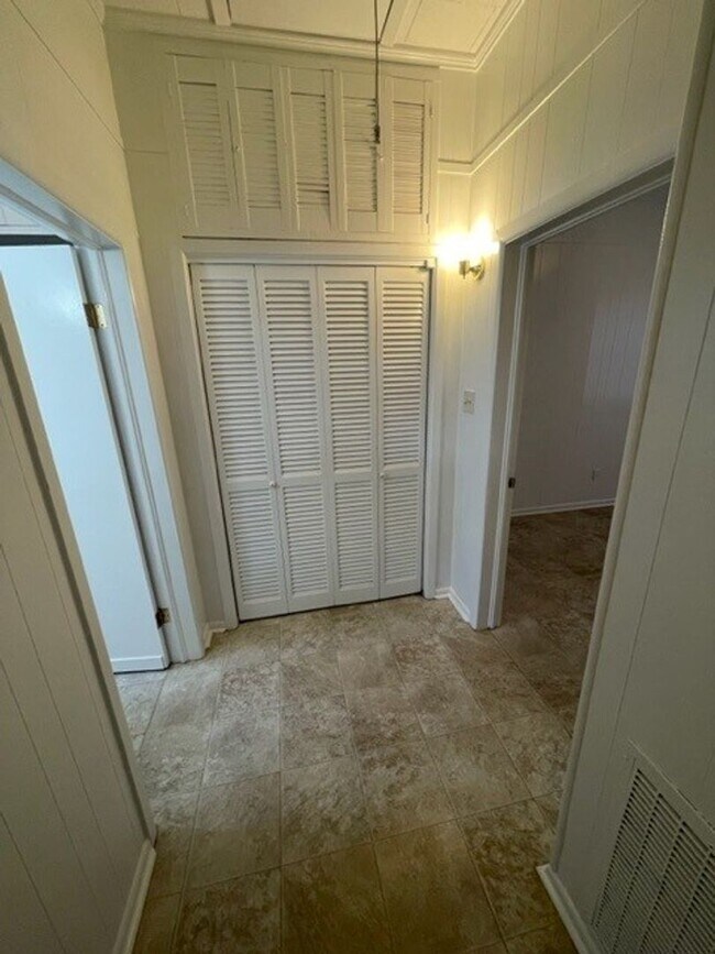 Building Photo - 806 E University Ave