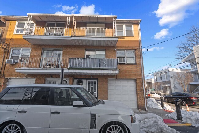 Building Photo - 4017 Hudson Ave