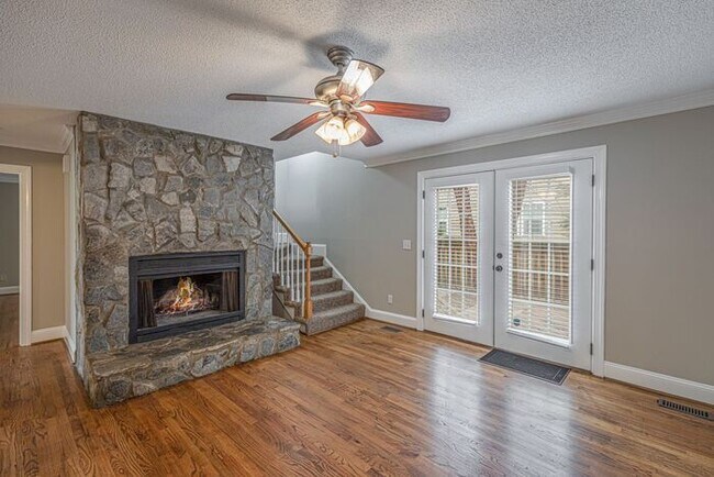 Building Photo - NW Large Updated Home! LR, DR, Den, FP, Ha...