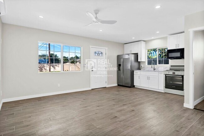 Building Photo - 940 E Anahurst Pl