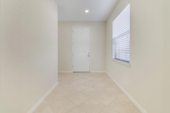 Building Photo - 633 SE Monet Dr