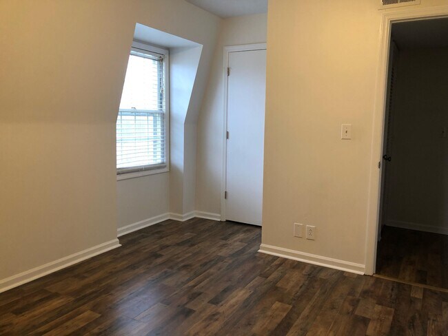 Building Photo - 904 Plaza Dr