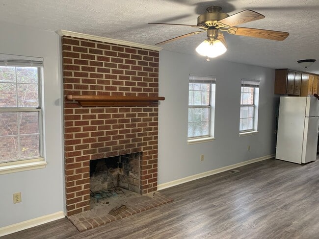 Building Photo - 2/2 Duplex in 5 POINTS near Memorial Park!!!  Available April 2026