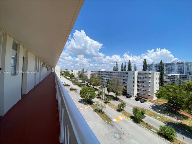 Building Photo - 2920 Point E Dr