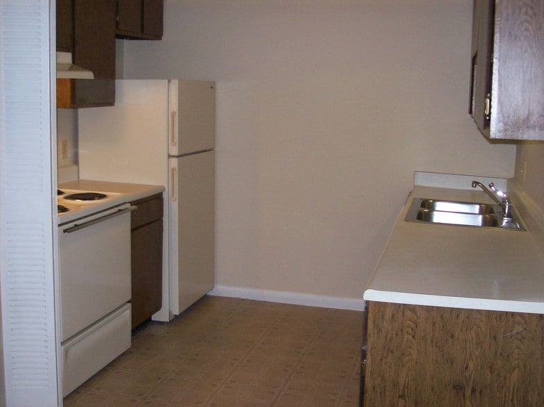 kitchen - Oak Knoll Apartments