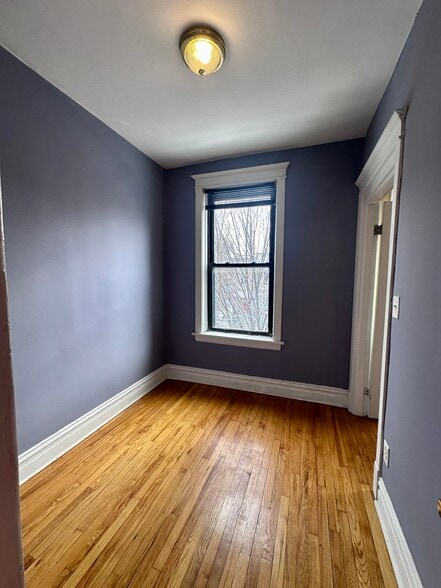 Smaller bedroom - 2442 N California Ave