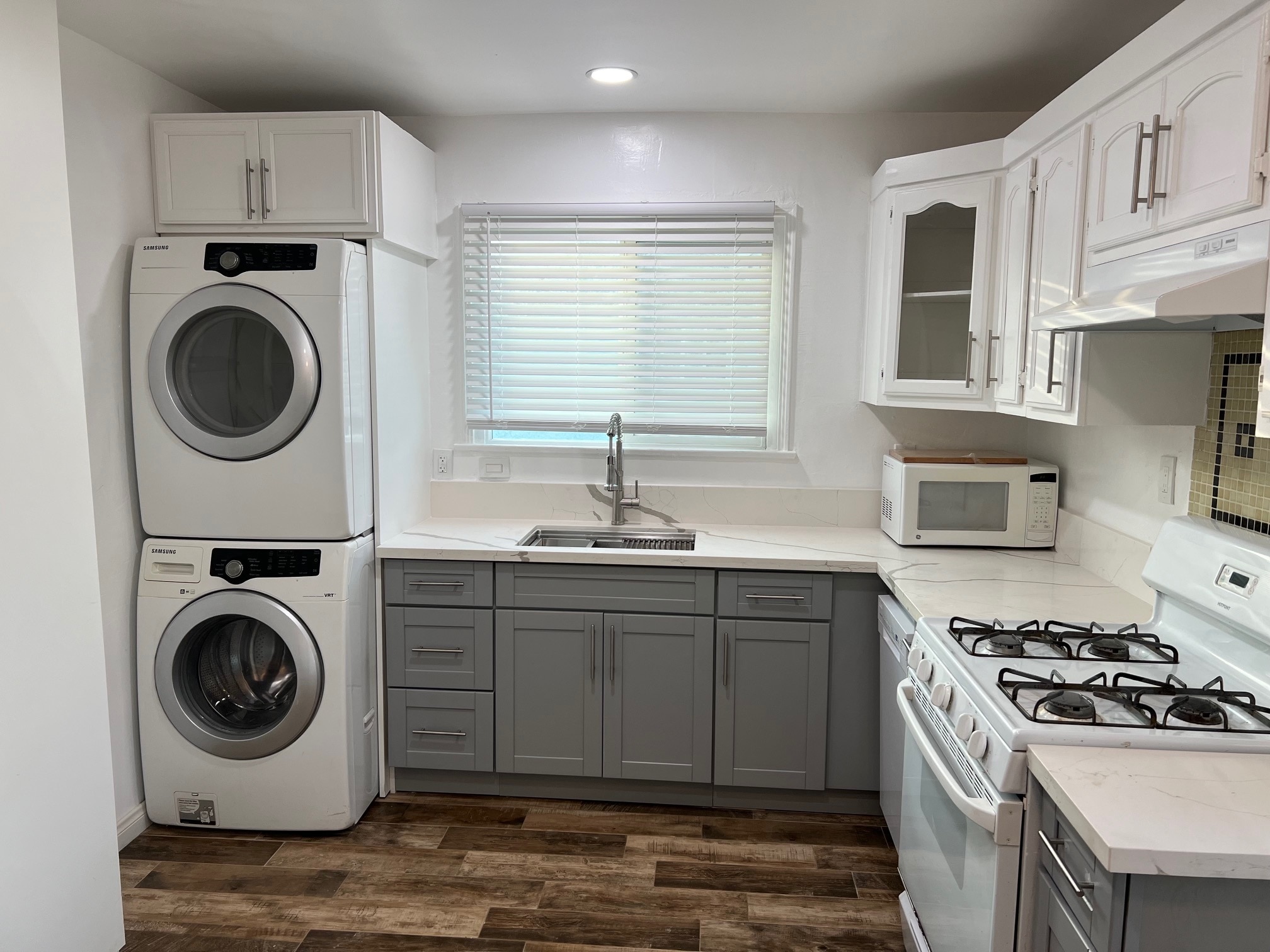 Washer and dryer - 5467 Kinston Ave