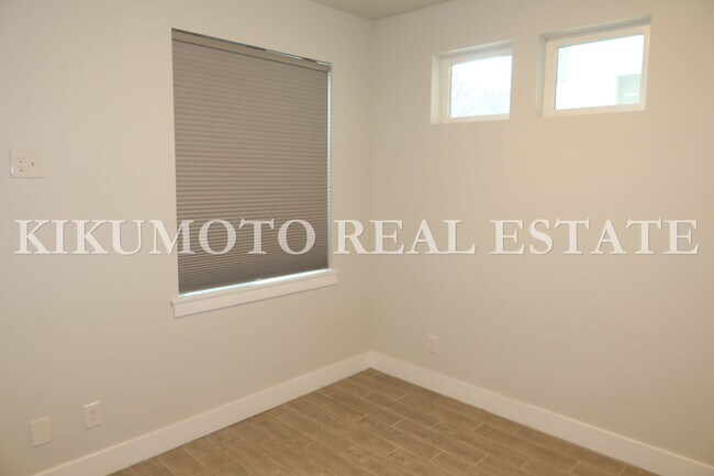 Building Photo - Modern & Elegant Tri-level home in the Riv...