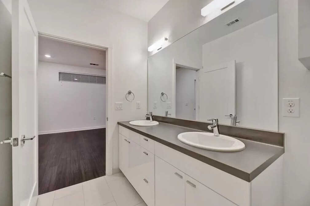 bath - 4361 S Congress Ave