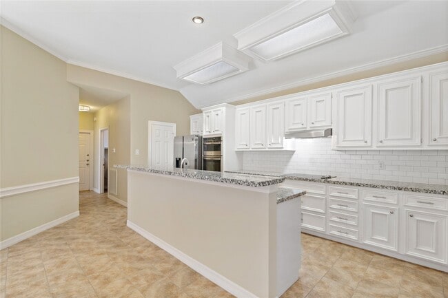 Building Photo - 6627 Queensclub Dr
