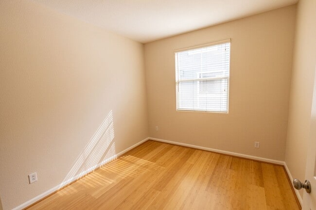 Building Photo - Beautiful 3 bedroom townhouse that is conveniently located