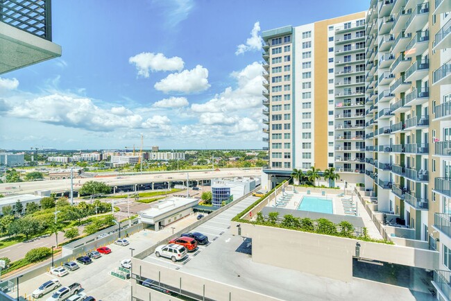 Building Photo - Freshly Painted Upscale 2/1 Condo in amazi...