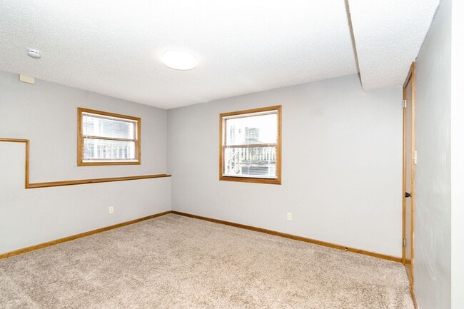 Building Photo - Large town house for rent!