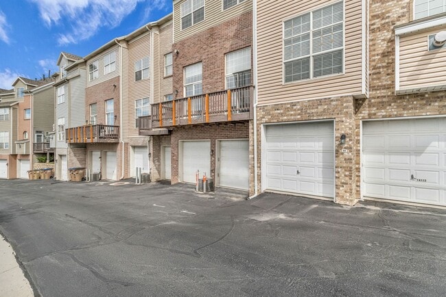 Building Photo - 3 Bed Draper Townhome with Views