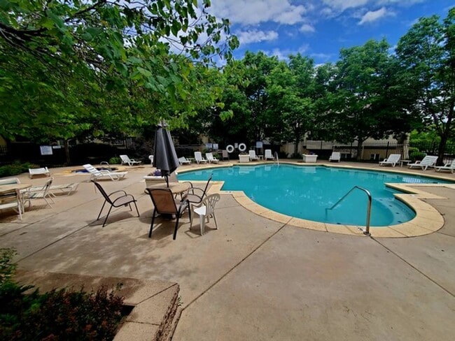Building Photo - Updated 3 bedroom townhome with easy access to Powers Corridor!