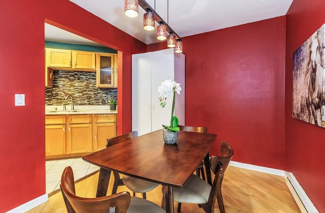 Building Photo - 1980 Barrymore Common