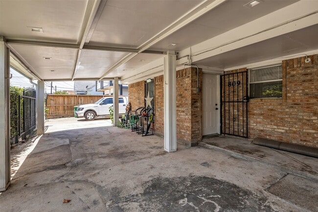 Building Photo - 809 Brooks St