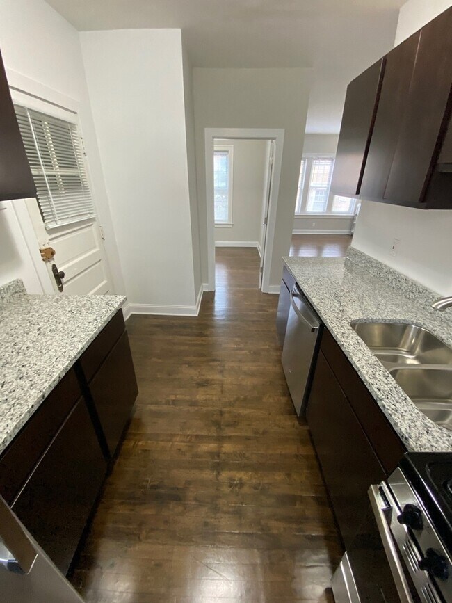Building Photo - 734 Reba Pl