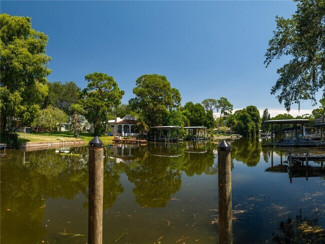 Building Photo - Lake Home