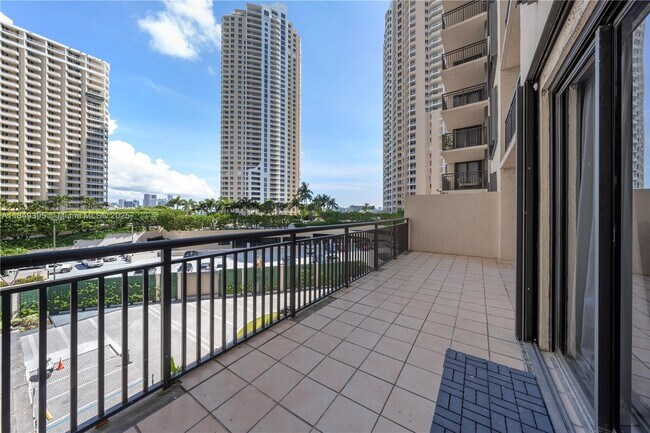 Building Photo - 540 Brickell Key Dr
