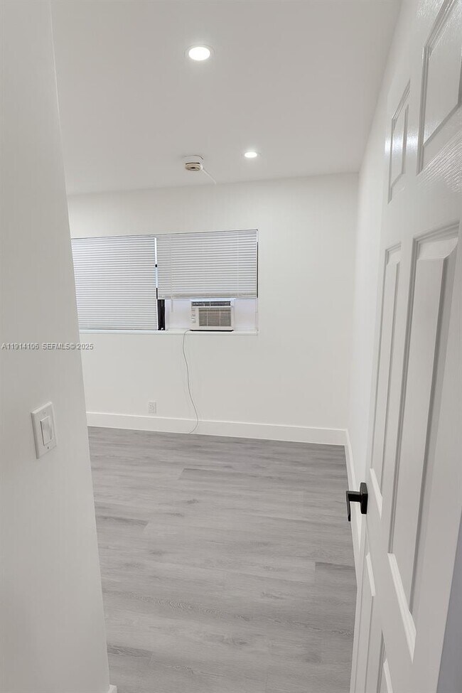 Building Photo - 417 NW 2nd Ave