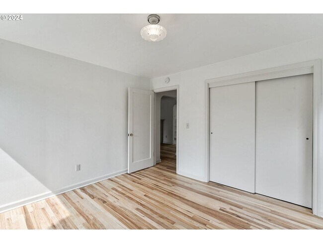 Building Photo - 2 Bedroom Duplex Near UO Campus