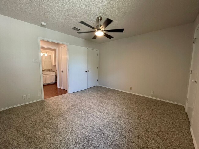Building Photo - AVAILABLE NOW - 2 Bedroom 1 Bath Two Story...