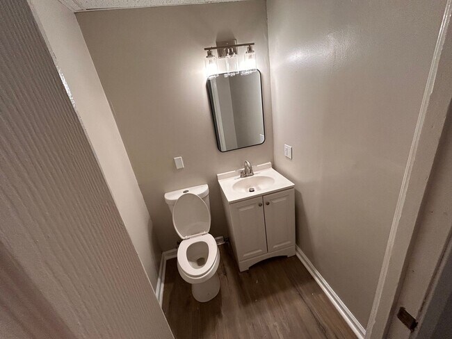 Building Photo - Easy and Breezy on Lakeview **1/2 Off 1st Month's Rent**