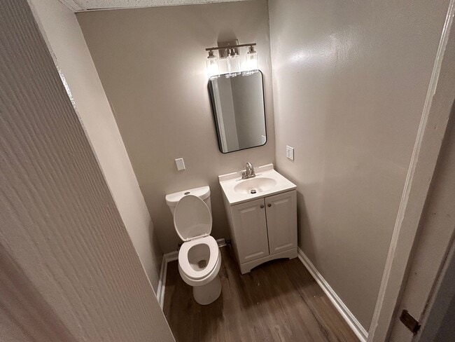 Building Photo - Easy and Breezy on Lakeview