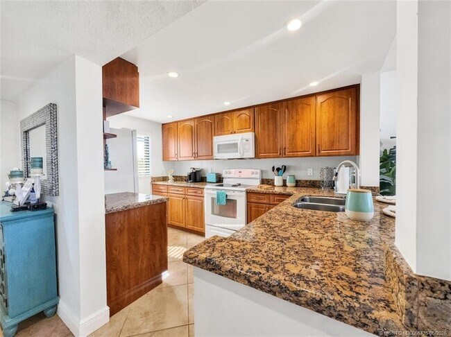 Building Photo - 10102 S Ocean Dr