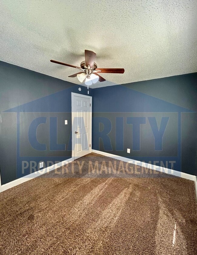 Building Photo - Centrally located 3 bedroom home!
